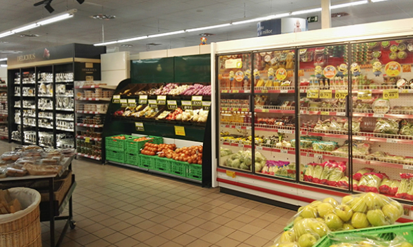 Mural de frutas en el supermercado DIA Golmes